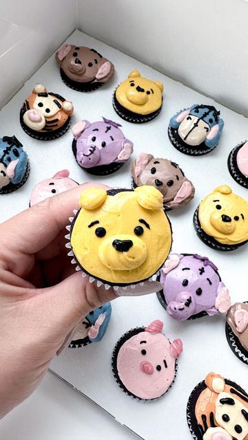 Decoration For Cupcakes, Cute And Easy Cupcakes, Food Theme Cupcakes, Winnie The Pooh Pull Apart Cupcakes, Disney Cake Ideas Easy, Easy Winnie The Pooh Cake, Cartoon Cupcakes Ideas, Winnie The Pooh Cupcake Cake, Disney Character Cupcakes