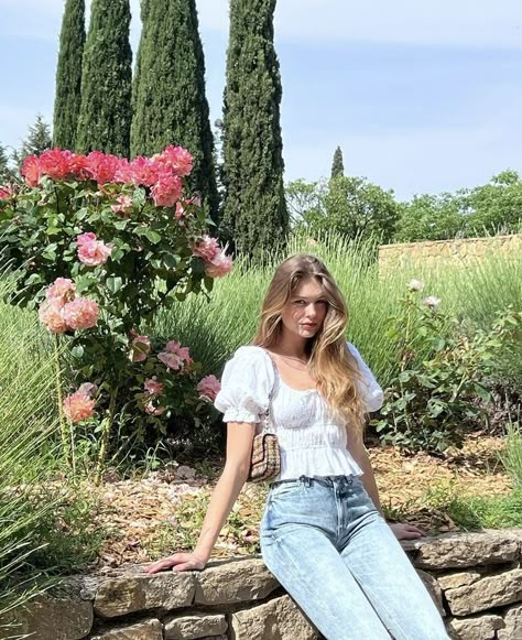 Romantic Style Outfit, Soft Feminine Style, Unfiltered Pictures, Soft Feminine Outfits, Modest Girly Outfits, White Summer Tops, Holiday Outfits Summer, Aesthetic Selfie, Parisian Chic Style