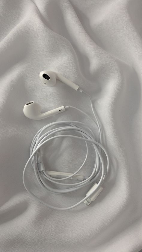 Wired Earbuds Aesthetic, Wired Earphones Aesthetic, Earphone Aesthetic, Headphone Collection, Hole Punch Crafts, Adidas Superstar Gold, Earphones Aesthetic, Apple Earphones, Vision Board Diy