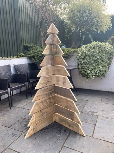 Wooden Pallet Trees Christmas, Pallet Wood Xmas Trees, Christmas Decorations From Pallets, Light Up Deer Christmas Outside, How To Make A Pallet Christmas Tree, Christmas Trees Made Out Of Pallets, Pallet Wood Christmas Ornaments, Christmas Wood Pallet Projects, Wood Christmas Tree Outdoor