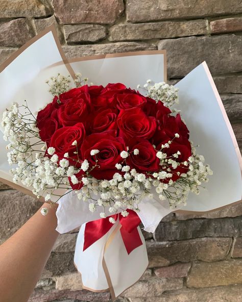 Easy Crochet Rose, Red Rose Arrangements, Red Flower Bouquet, Roses Bouquet Gift, Flower Shop Decor, Birthday Flowers Bouquet, Rose Flower Arrangements, Luxury Flower Bouquets, Red Bouquet