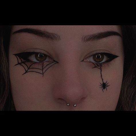 Spider Inspo Makeup, Simple Bat Makeup, Halloween Makeup Cobweb, Spooky Face Paint Easy, October Makeup Looks Simple, Halloween Easy Makeup Looks, Spiderwebs Eyeliner, Very Simple Halloween Makeup, Subtle Halloween Eyeliner