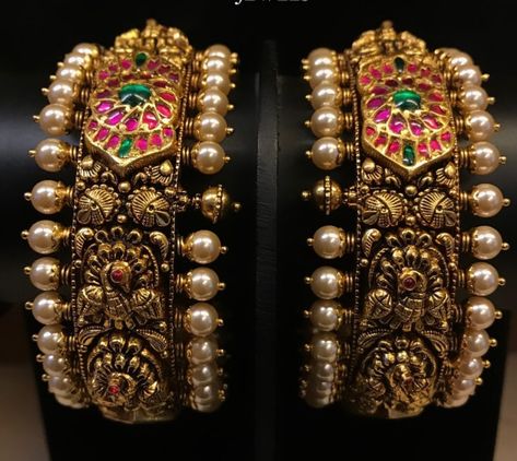 Gold Bangles Indian Design, Jadau Bangles, Light Weight Gold Jewellery, Mango Mala, Temple Jewellery Earrings, Gold Bangles Indian, Sarees South Indian, Kundan Jewellery Bridal, Gold Jhumka