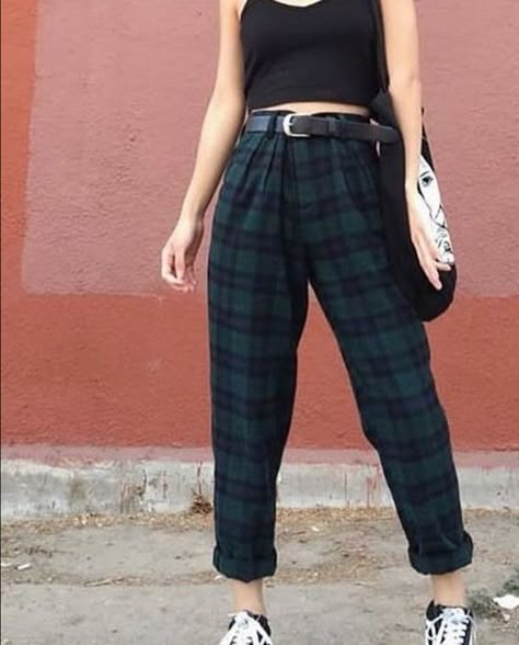 grunge dark green and dark blue high waisted and cuffed plaid plants. Grunge Winter Outfits, Grunge Outfits Edgy, Outfit Inspirations Edgy, Instagram Aesthetic Fashion, Dress In Autumn, Brown Pixie, Blue Plaid Pants, Grunge Outfits Winter, Green Plaid Pants