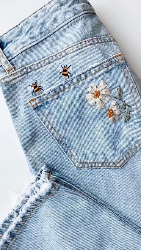 Upcycle Denim, Embroidery Jeans Diy, Clothes Embroidery Diy, Denim Embroidery, Diy Vetement, Sew Ins, Diy Embroidery Patterns, Hand Embroidery Projects, Beach Hacks