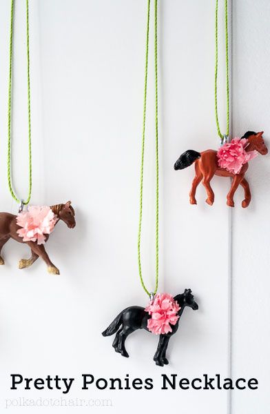 Pretty Ponies necklace. Such a fun jewelry idea would be a great little girls party favor. Tutorial Pony Party Favors, Horse Pretty, Horse Party Favors, Horse Themed Party, Kentucky Derby Party Ideas, Horse Birthday Party, Derby Party Ideas, Holi Party, Horse Birthday Parties