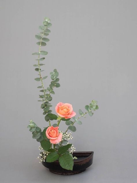 Japanese Flower Arrangement Ikebana, Ikebana Vases Ceramics, Japanese Floral Design, Arreglos Ikebana, Ikebana Sogetsu, Contemporary Flower Arrangements, Rose Floral Arrangements, Ikebana Arrangements, Ikebana Flower Arrangement