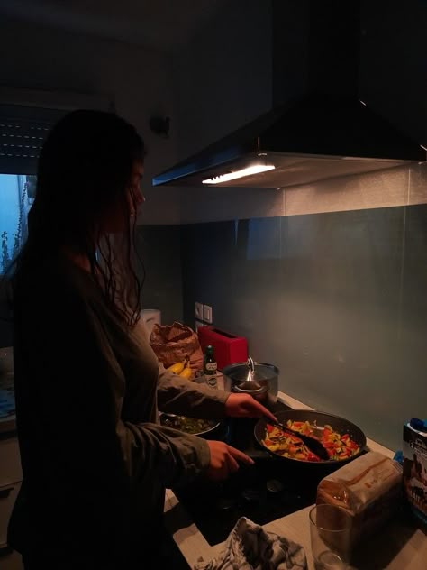 poêle
poivron
cuisine
kitchen
house
maison
girl
fille
plat
meal
good
miam
yummy Brown Cooking Aesthetic, Female Cooking Aesthetic, Women Cooking Aesthetic, Night Cooking Aesthetic, Vision Board Cooking, Girl Cooking Aesthetic, Cooking Aesthetic Girl, Cooking Chef Aesthetic, Gemma Falcone