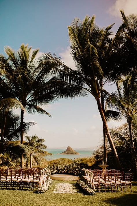 Wedding Dress For Island Wedding, Elegant Island Wedding, Hawaiian Wedding Photos, Hawaii Garden Wedding, Wedding Venues Tropical, Hawaii Wedding Locations, Hawaii Wedding Inspiration, Hawaii Mountain Wedding, Hawaii Wedding Venue