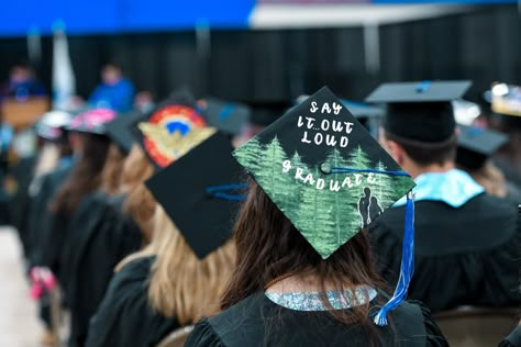 Twilight Edward and Bella ‘’siolg’ Twilight Graduation Cap Ideas, Twilight Grad Cap, Graduation Cap Designs Twilight, Twilight Graduation Cap, Twilight Graduation, Twilight Videos, Graduation Boards, Graduation Board, College Grad Cap Ideas