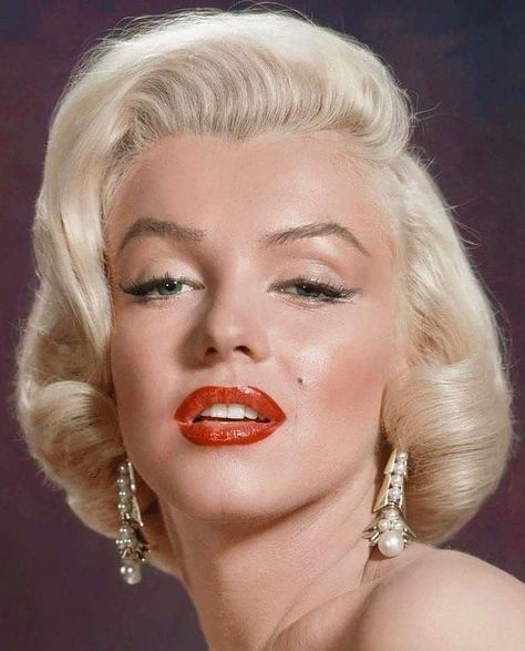 Marilyn Monroe on Instagram: “Have a blessed Sunday, loves! ❤️ ~  Marilyn in a publicity still for ‘Gentlemen Prefer Blondes’, by Frank Powolny, 1953 📸| #marilynmonroe…” Marilyn Makeup, Marilyn Monroe Makeup, Marilyn Monroe Photography, Marilyn Monroe Portrait, Hollywood Makeup, Gentlemen Prefer Blondes, Marilyn Monroe Photos, Norma Jean, Norma Jeane