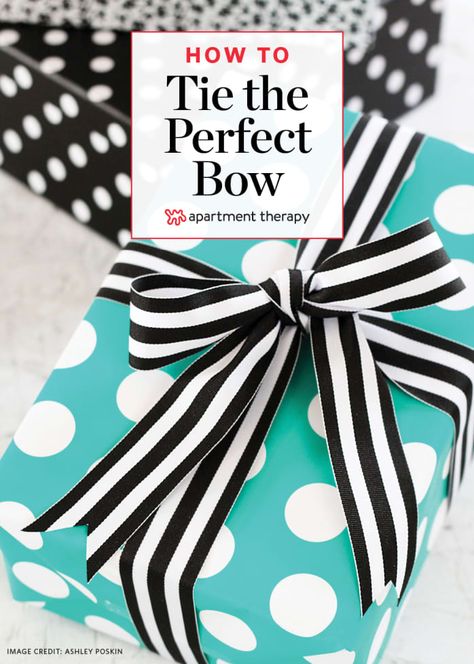 Ribbon On Presents, Tie Bows With Ribbon, Christmas Present Bow, Bows For Presents, Diy Gift Bow, Pretty Presents, Package Bows, Christmas Bows Diy, How To Tie Ribbon