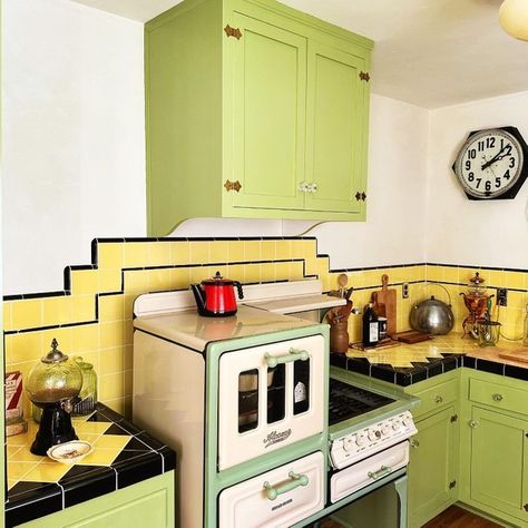 Vintage Tile Backsplash Ideas Vintage Tile Backsplash, Alley Kitchen, Horse Trailer Camper, Vintage Kitchen Tile, Cardboard Kitchen, Popular Kitchen Colors, 1930s Kitchen, Tile Backsplash Ideas, Retro Architecture