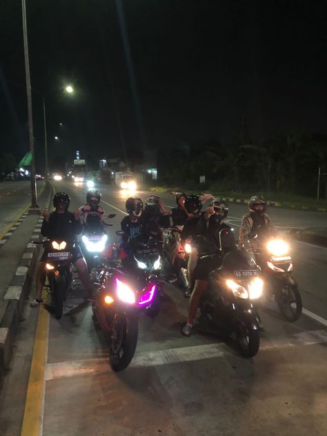 Motorcycles Aesthetic, Driving Highway, Morgan Core, Dream Motorcycle, Best Hobbies, Bike Photos, Night Bike Ride, Hangout Ideas, Murdered Out