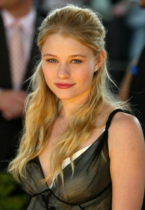 The 15 Most Beautiful Blonde Actresses: Round 2 | HubPages Famous Blondes, Blonde Actresses, Emilie De Ravin, Oh My Goddess, Female Actresses, Amanda Seyfried, Blonde Women, Famous Celebrities, Book Characters