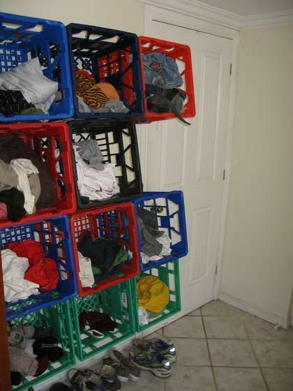 credit: Instructables [http://www.instructables.com/id/milk-crate-clothing-storage/] Cat Wall Shelves Diy, Milk Crates Diy, Milk Crate Furniture, Milk Crate Storage, Plastic Milk Crates, Laundry Basket Holder, Scary Halloween Food, Kids Clothing Rack, Milk Crate Ideas