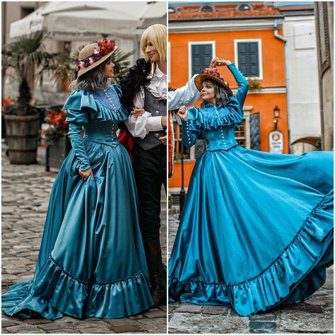 Howl's Moving Castle Sophie, Howls Moving Castle Cosplay, Cosplay Studio, Sophie Hatter, Castle Dress, Ren Faire Costume, Howl And Sophie, Corset Costumes, Howl's Moving Castle