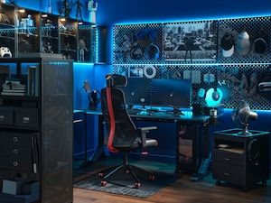 Studio In Casa, Game Setup, Gaming Furniture, Colored Led Lights, Video Game Room Design, Computer Room, Gaming Room Setup, Ikea Family, Glass Cabinet Doors