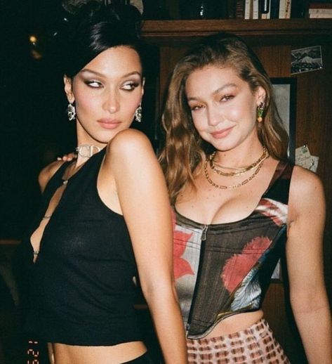 Bella And Gigi Hadid, Gigi And Bella Hadid, Bella Gigi Hadid, Gigi And Bella, Beach Model, Bella Gigi, Hadid Sisters, Gigi Bella, V Magazine