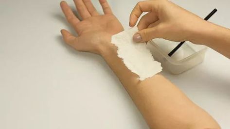 How To Do Fake Wounds, How To Make A Wound With Makeup, Fake Burns Makeup, Fake Injury Makeup Halloween, Fake Wounds Makeup Hand, Diy Wound Makeup, How To Make Fake Burns, How To Make Fake Injuries, Halloween Makeup Fake Wounds