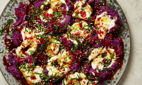 Yotam Ottolenghi’s mashed purple sweet potatoes with lime and yoghurt. Otto Lenghi, Yotam Ottolenghi Recipes, Layered Potato, Orange Sweet Potatoes, Ottolenghi Recipes, Potato Slices, Potato Fritters, Purple Sweet Potato, Simple Green Salad