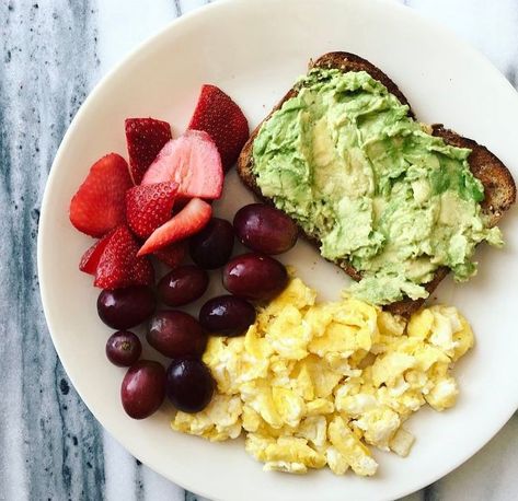 Dream breakfast! Avocado toast, sliced strawberries, grapes, scrambled eggs. Healthy breakfast goals. Healthy clean eating meal prep inspiration ideas. Quick Healthy Breakfast, Diet Vegetarian, Health Breakfast, Healthy Meal Prep, Yummy In My Tummy, Mental Wellness, I Love Food, Healthy Lunch, Healthy Eats