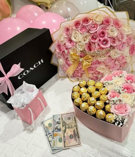 Gift Baskets With Flowers, Pink And Gold Gift Basket, Pastel Gift Basket, Gf Gift Ideas Christmas, Birthday Gifts For Girlfriend Luxury, Big Gift Box Ideas, Girly Gift Baskets Birthdays, Quince Gifts, Cute Birthday Gifts