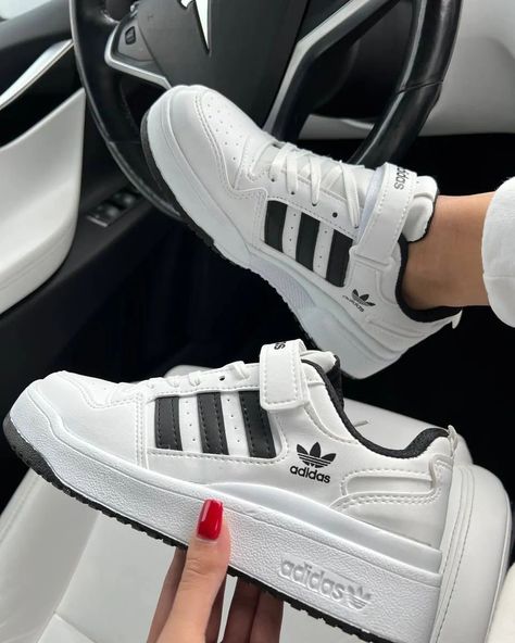 Adidas White Shoes, Sports Shoes Outfit, White Nike Shoes, Adidas Shoes Mens, Preppy Shoes, Adidas Girl, Adidas Shoes Women, Pretty Shoes Sneakers, Adidas Outfit