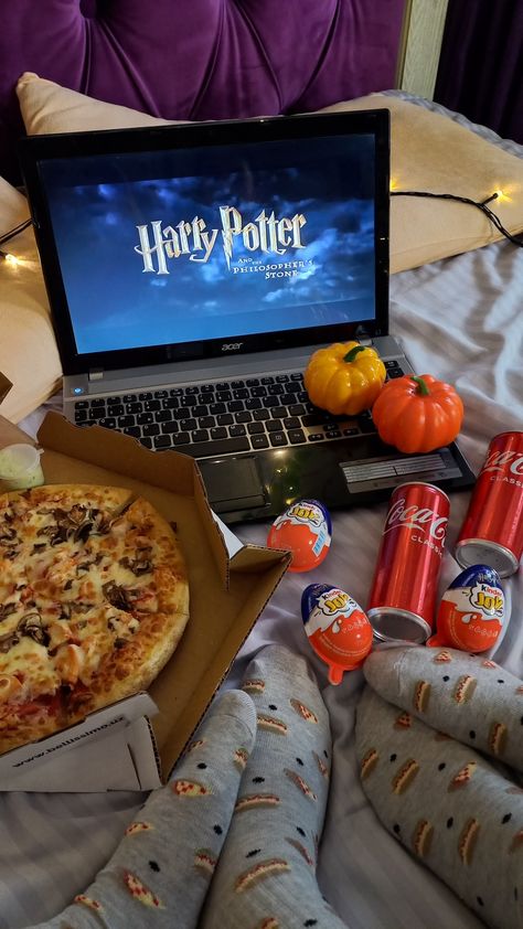 Harry Potter, movie night, movie time, pizza, cola, cozy evening, autumn aesthetic, cozy autumn evening Movie Night Aesthetic Harry Potter, Winter Movie Night Aesthetic, Home Movie Night Aesthetic, Halloween Night At Home, Halloween Aesthetic Movies, Autumn Evening Aesthetic, Halloween Cozy Aesthetic, Harry Potter Night Ideas, Harry Potter Movie Night Aesthetic