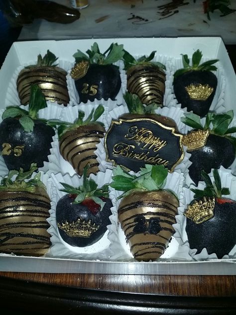 Black and gold happy birthday strawberries Rose Gold And Black Strawberries, Black And Gold Chocolate Strawberries, Black And Gold Strawberries, Black And Gold Treats, Happy Birthday Chocolate Strawberries, Birthday Chocolate Strawberries, Happy Birthday Strawberries, Easy Birthday Treats, Healthy Birthday Treats