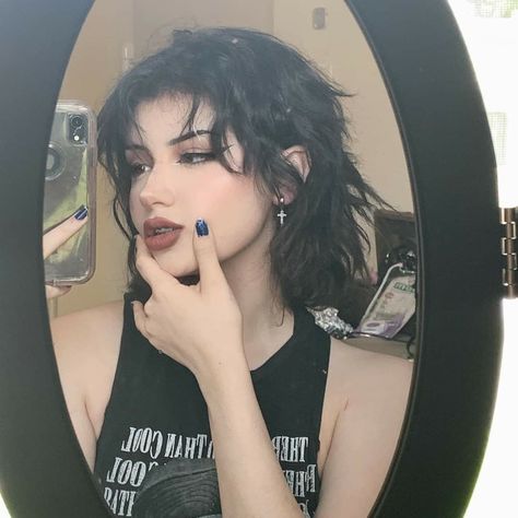 Rockstar Haircut, Gender Fluid Haircuts, Rockstar Hairstyles, Rockstar Makeup, 2023 Makeup, Short Grunge Hair, Androgynous Hair, Short Dark Hair, Goth Hair