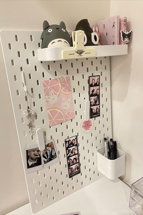 Ikea Pin Board Ideas, Ikea Pinboard, Peg Board Aesthetic, Pegboard Ideas Aesthetic, Skadis Ikea Ideas, Peg Board Inspo, Pegboard Aesthetic, Pegboard Decor, Ikea Pegboard Ideas