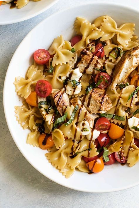 Caprese Chicken Pasta is a quick 30 minute recipe loaded with fresh flavors. Pasta tossed with chicken, tomatoes, mozzarella, and basil - it's delicious! Recipes With Balsamic Glaze, Balsamic Chicken Pasta, Balsamic Pasta, Skinless Chicken Breast Recipes, Balsamic Glazed Chicken, Pasta Food Recipes, Tomatoes Mozzarella, Caprese Pasta, Flavorful Dinner