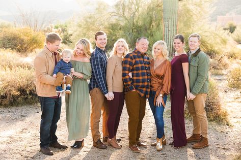 Extended Family Pictures Adults, Scenery Sunrise, Adult Family Photos, Large Family Pictures, Landscape Cactus, Arizona Desert Landscape, Extended Family Pictures, Family Pictures What To Wear, Mountains Scenery