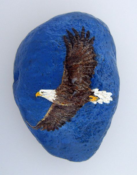 Eagles Painted On Rocks, Eagle Rock Painting, Rock Birds, River Rock Stone, Aigle Royal, Eagle Painting, Painted Rock Animals, Seashell Painting, Stone Art Painting