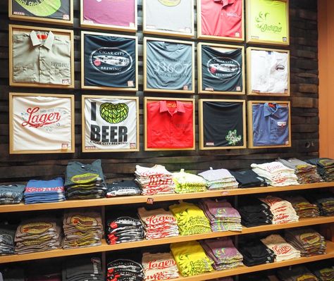 Tshirt Display Ideas Retail, Retail Display Ideas, Retail Wall Displays, Fabric Shop Display, Retail Display Shelves, Vendor Booth Display, T-shirt Display, Home Boutique, Clothing Store Displays