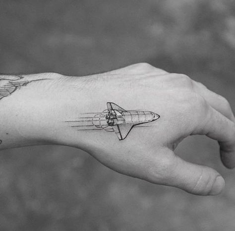 #space #spacecraft #hand #tattoo #ink #tumblr Small Spaceship, Chevron Tattoo, Outer Space Tattoos, Spaceship Tattoo, Cosmos Tattoo, Geometric Wolf Tattoo, Rocket Tattoo, Le Tattoo, Tatuagem Masculina Pequena