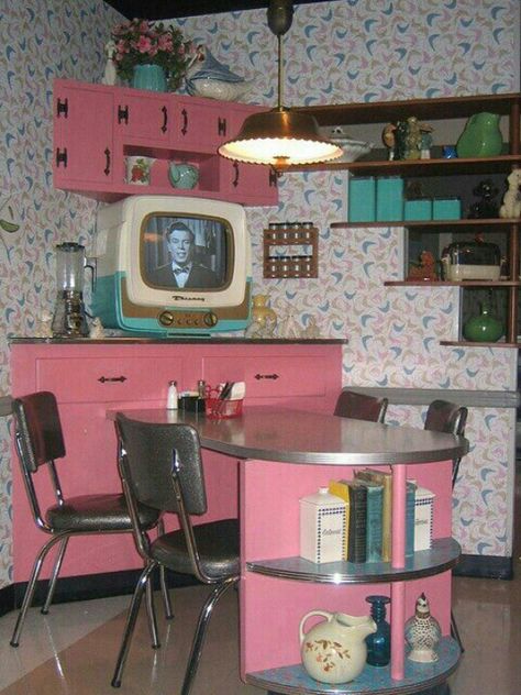 . 50s Kitchen, Retro Kitchens, 1950s Kitchen, Vintage Kitchens, Kitschy Kitchen, Casa Vintage, Deco Retro, Retro Interior, Pink Kitchen