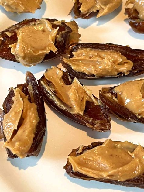 Enjoy a delicious and healthy snack with Peanut Butter Stuffed Dates. Quick to prepare, these sweet and salty treats are perfect for satisfying your cravings. Grinch Fruit Kabobs, Date Recipes Healthy, 1960s Food, Kabob Skewers, Healthy Christmas, Salty Treats, Fruit Kabobs, Date Recipes, Quick Snacks