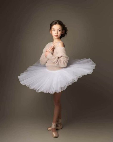 First Pointe Shoes, Hip Hop Poses, Ballerina Portrait, Ballet Photography Poses, Ballet Photoshoot, Childrens Ballet, Ballerina Photography, Ballerina Poses, Ballerina Kids