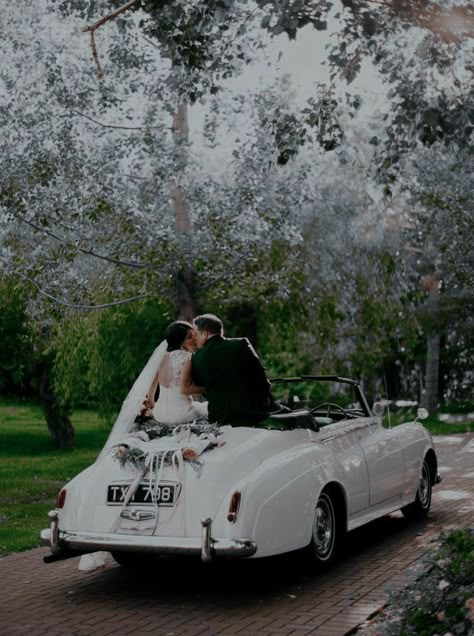 Classic Car Wedding, Car Engagement Photos, Vintage Wedding Car, Wedding Getaway Car, Car Wedding, Old Hollywood Wedding, Boda Ideas, Hollywood Wedding, Muslim Couple Photography