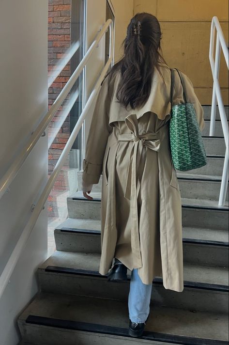 Trench Coat Summer, Trench Coat Inspiration, Spring Outfits Trench Coat, Green Goyard Bag Outfit, Green Goyard Outfit, Autumn Trench Coat Outfit, Green Goyard Tote Outfit, Fall Outfits Trench Coat, Green Trenchcoat Outfit