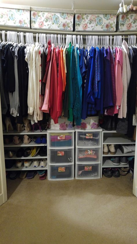 Organized my bedroom closet. All the colors of the rainbow. Rainbow Clothes Organization, Closet Rainbow Organization, Rainbow Order Closet, Color Order Closet, Color Coding Closet, Color Cordinate Outfit Closet, Closet Organization Ideas Color Code, Color Code Closet, Colour Coordinated Wardrobe