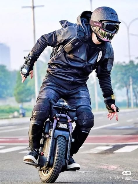 Monowheel Scooter Pilot with Sharktooth Helmet Action Scene, Motorcycle Workshop, Electric Unicycle, Motorcycle Ideas, Black Audi, Stunt Bike, Concept Motorcycles, Unicycle, Cool New Gadgets