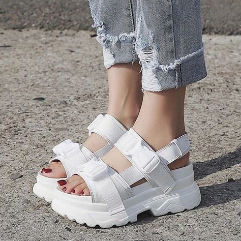 Singles Inferno, Pinterest Pretty, White Platform Sandals, Sporty Sandal, Women Platform Sandals, White Shoe, White Platform, Chunky Sandals, Buckle Shoes