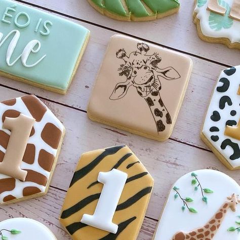 Giraffe Cookies, Cookies Royal Icing, November 8, Iced Cookies, Cookie Art, Icing Cookies, Royal Icing Cookies, Shortbread Cookies, Royal Icing