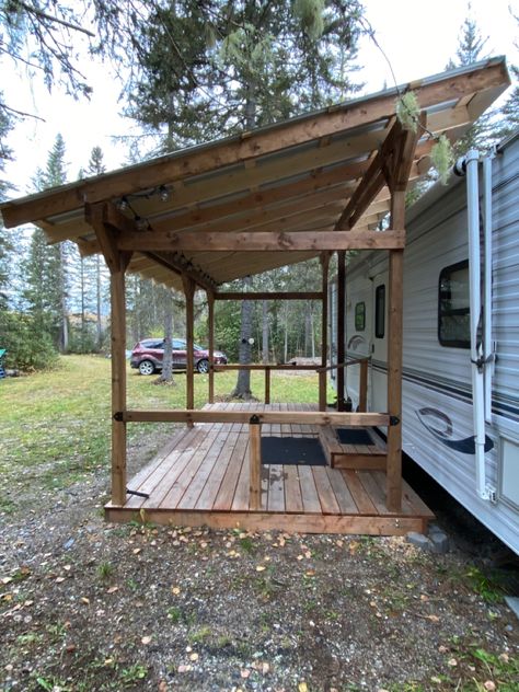 Covered deck. 4x4 posts, 2x6 rafters, strapping and roofing tin Caravan Decking, Porch For Camper, Rv Deck, Campsite Decorating, Rv Shelter, Awning Ideas, Trailer Awning, Trailer Deck, Camper Trailer Remodel