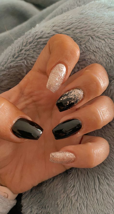 Nails For Xmas And New Years, Nails Black Christmas, Black Nails Winter, New Year Nails Black, Christmas And New Year Nails, Black Christmas Nail Designs, Christmas Nails Black, Black And Gold Nail Art, Dec Nails