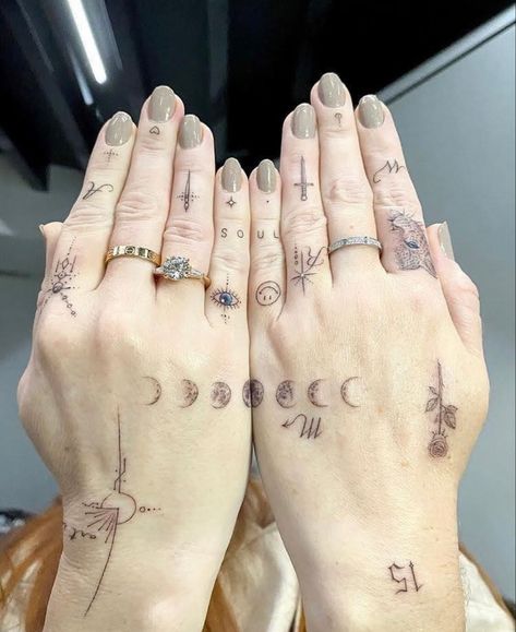 Tato Henna, Hand And Finger Tattoos, Medusa Tattoo, Hand Tattoos For Women, Small Hand Tattoos, Dainty Tattoos, Subtle Tattoos, Aesthetic Tattoo, Elegant Tattoos