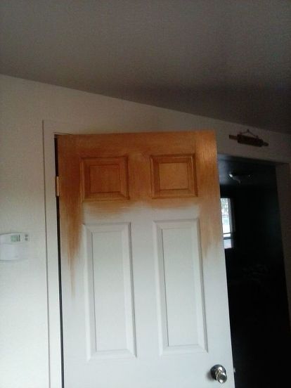 For less than $50.00 I gave my home the look of expensive Oak doors without paying the Oak Door price. Here is what my doors looked like when I got started. They are BOOORING! I wanted to give them a upgrade, but didn't want to spend 120.00 per door since I have 5 of them in the hallway. So I decided to get out my paint brushes and start making some magic happen... Here is a quick peek at my hallway. It is all white and has NO character at all. The first step was to paint the doo… Paint Indoor Doors, Stained Interior Doors, Rustic Modern Boho, Door Redo, White Interior Doors, Coastal Mediterranean, Wood Screen Door, Closet Door Makeover, Front Door Makeover